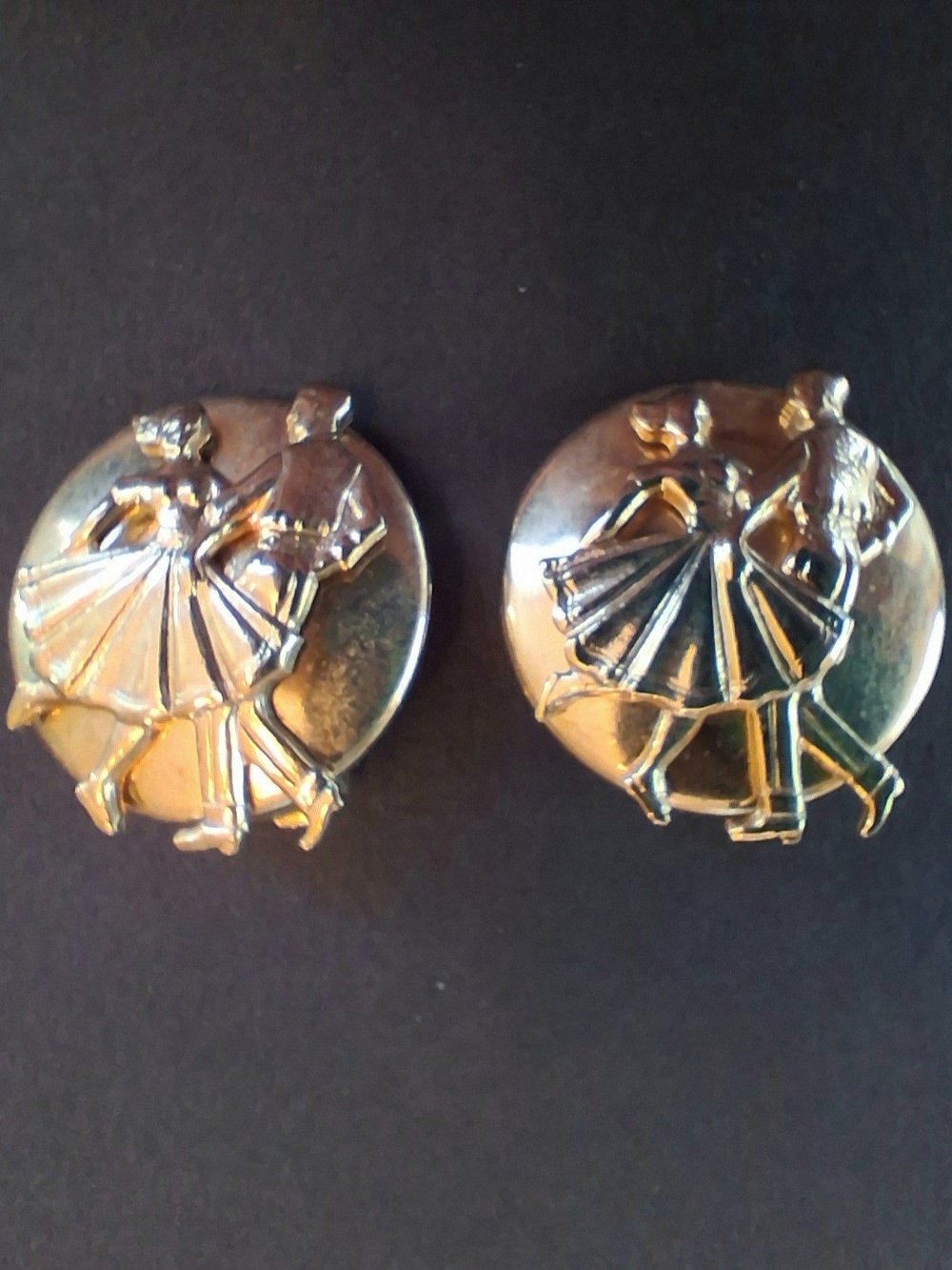 Vintage Dancing Couple Round Gold Tone Clip-On Earrings - Jewelry